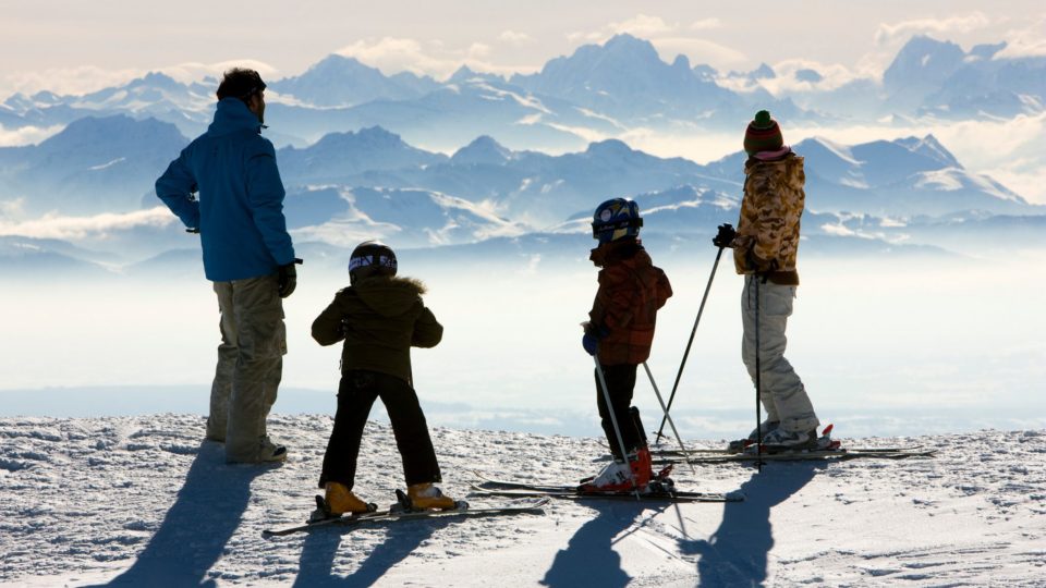 Famille en ski de descente à la Station des Rousses