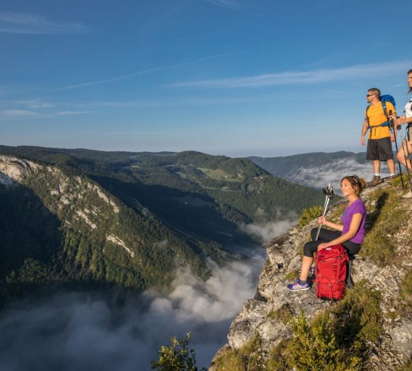 Randonneurs sur l’Échappée Jurassienne dans le Haut-Jura