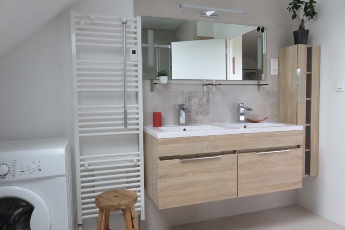 Une salle de bain spacieuse