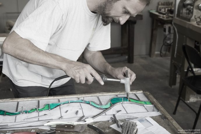 soudage du vitrail_atelier Verre de Voûte